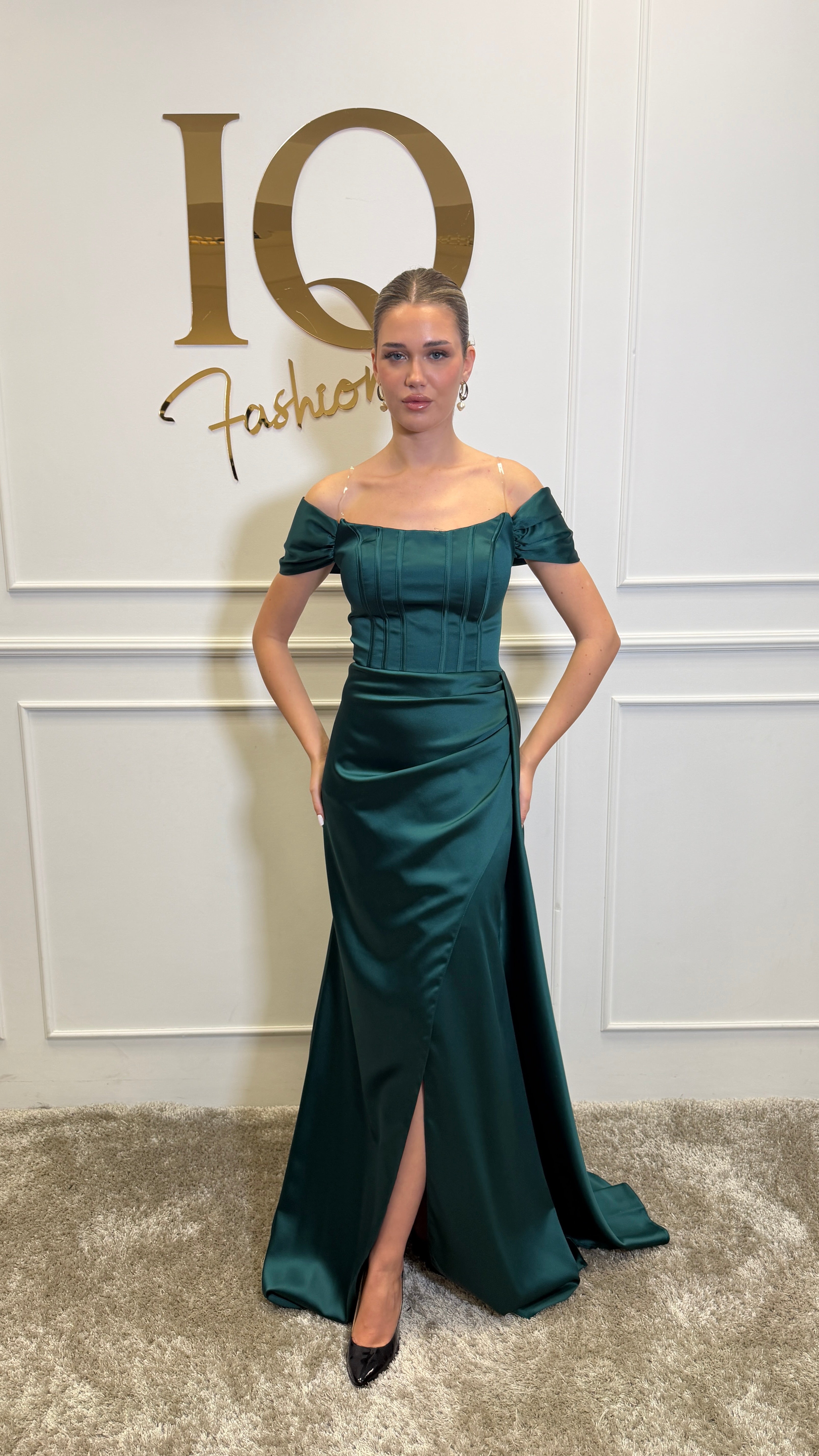 Rochie Sunshine Green de la iqfashioncluj, model elegant cu croială lejeră și culoare verde deschis, pe manechin alb.