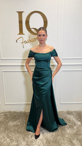 Rochie Sunshine Green de la iqfashioncluj, model elegant cu croială lejeră și culoare verde deschis, pe manechin alb.