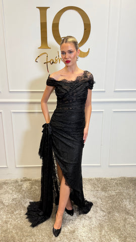 Rochie Esella neagră de la iqfashioncluj, model elegant, cu croială modernă și detalii sofisticate, pe manechin.