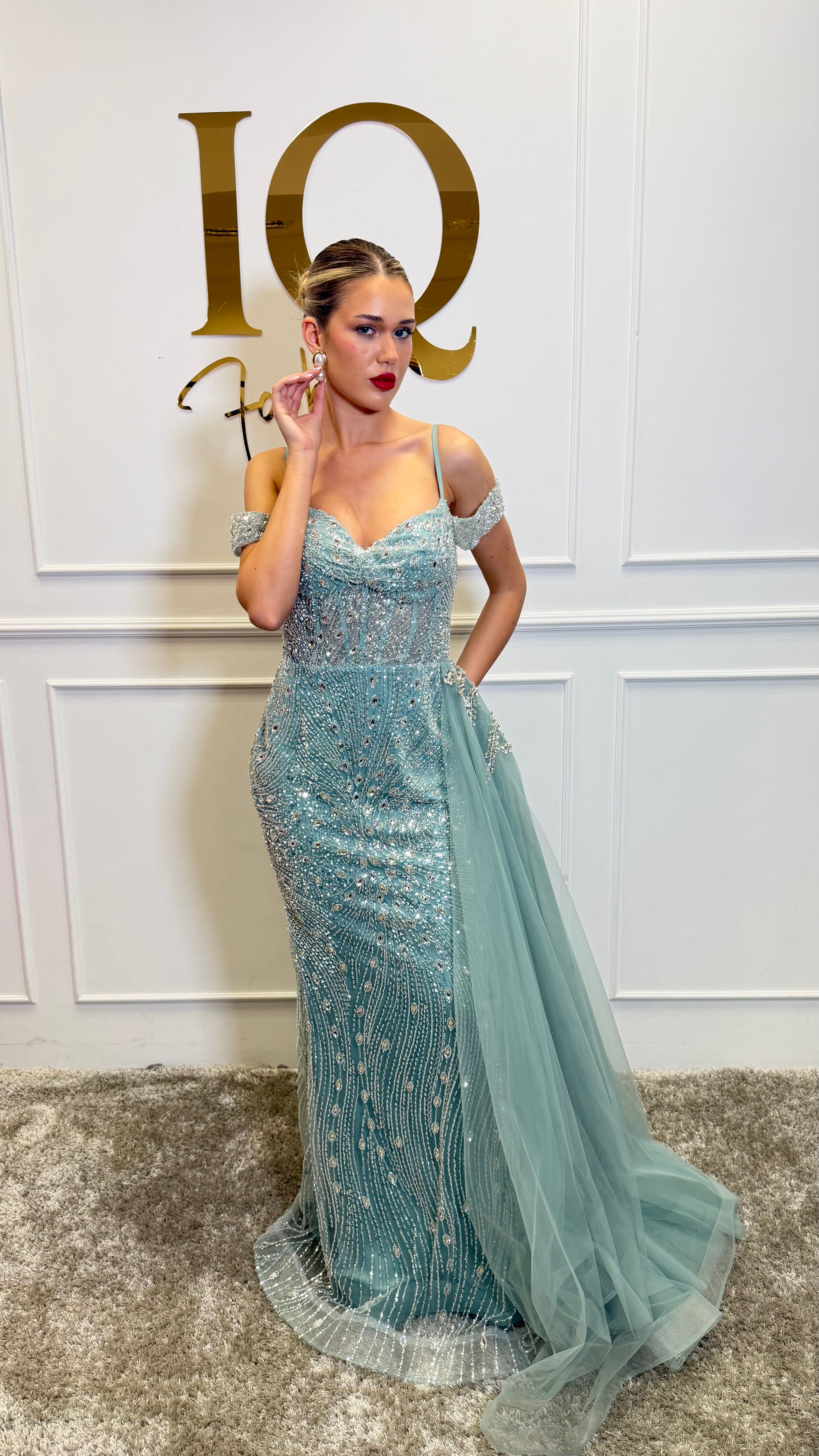 Rochie Dragon Minth de la iqfashioncluj, rochie elegantă cu imprimeu dragon, perfectă pentru evenimente speciale.