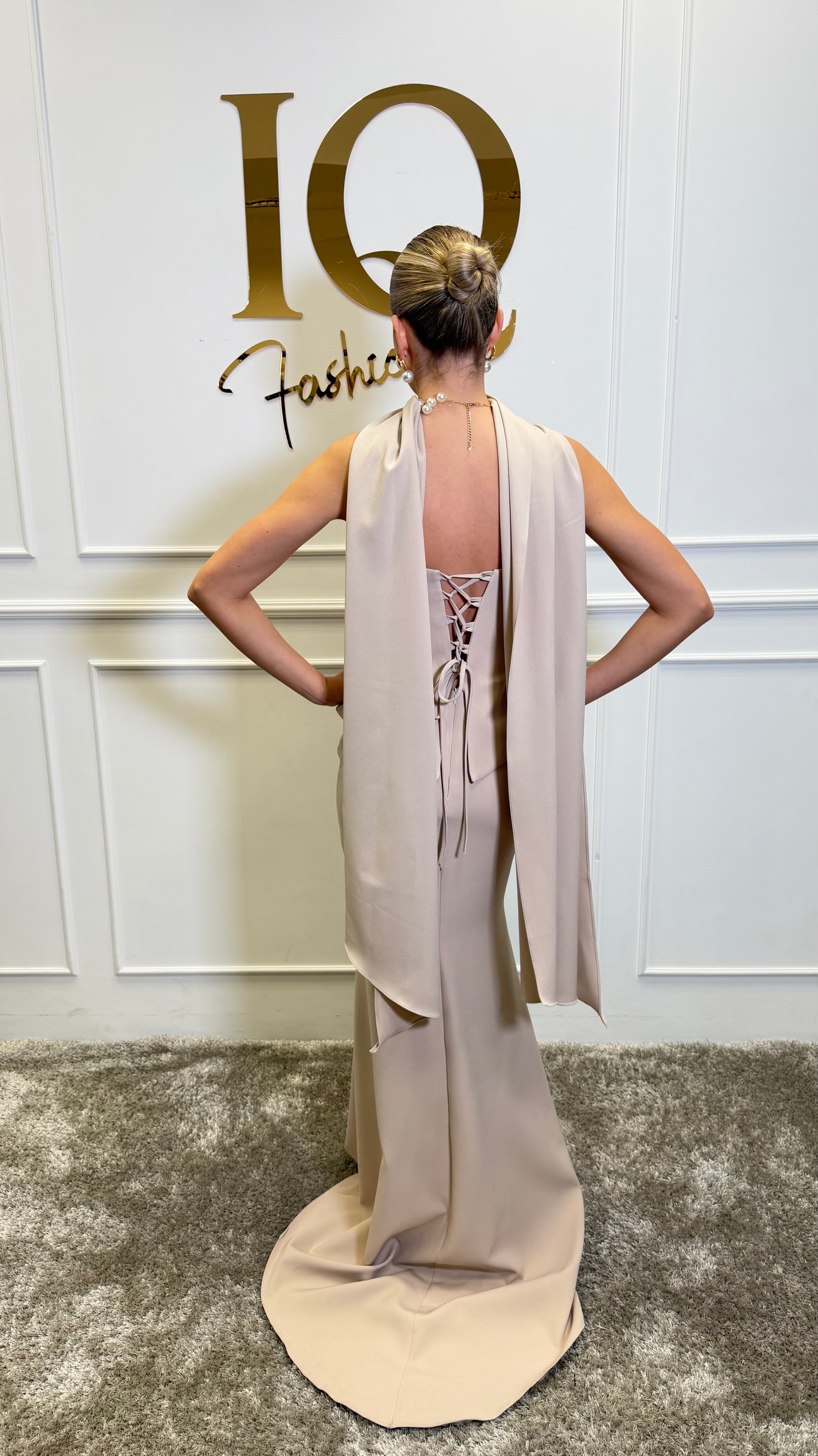 Rochie bej Jayya de la iqfashioncluj, model elegant cu croială modernă, potrivită pentru ocazii speciale.