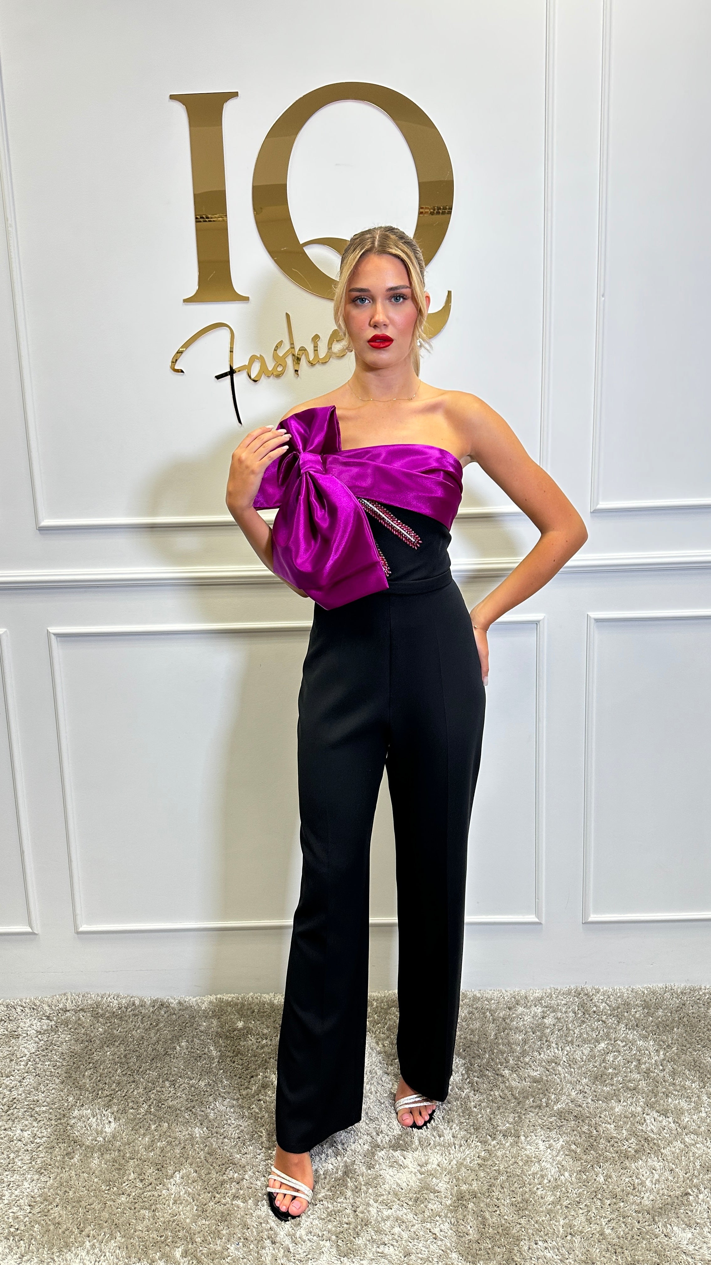 Salopetă Show Black Fuchsia de la iqfashioncluj, rochie elegantă neagră cu accente fuchsia, vizibilă în imagine.