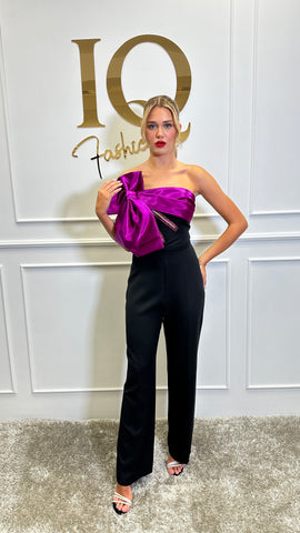 Salopetă Show Black Fuchsia de la iqfashioncluj, rochie elegantă neagră cu accente fuchsia, vizibilă în imagine.