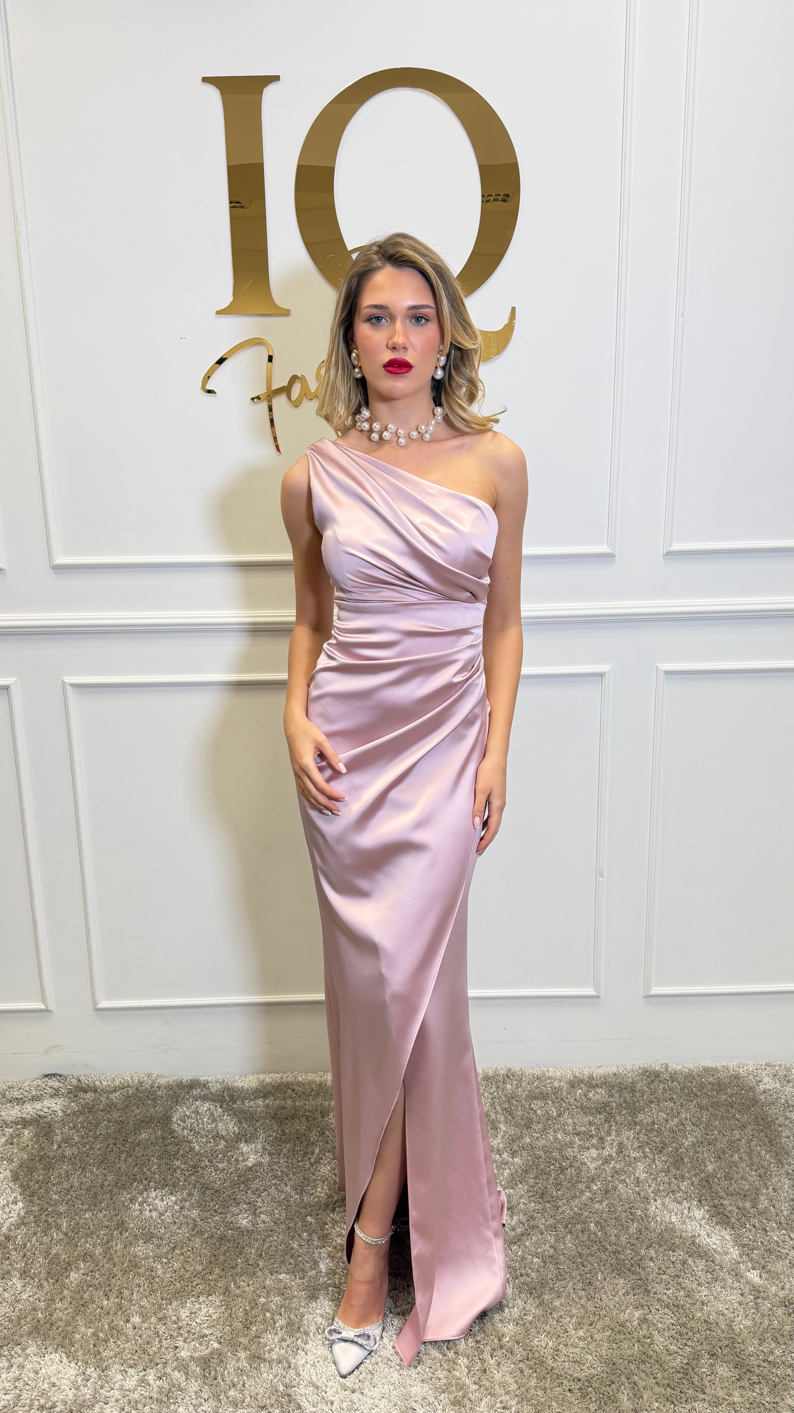 Rochie lungă Simone din IQ Fashion Cluj, culoare pudră, elegantă și feminină, cu detalii fine și croială rafinată.
