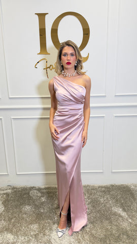 Rochie lungă Simone din IQ Fashion Cluj, culoare pudră, elegantă și feminină, cu detalii fine și croială rafinată.