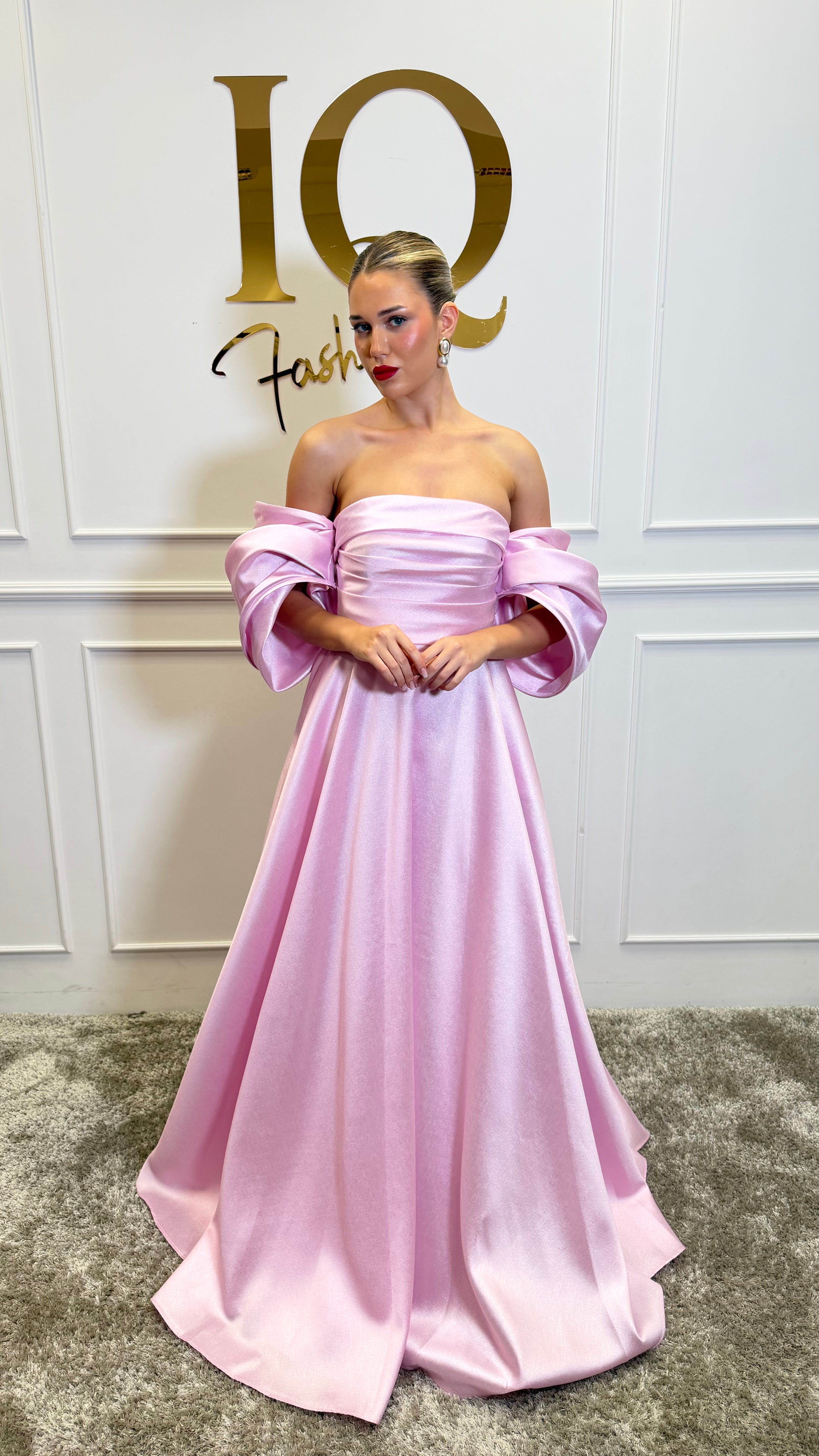 Rochie roz Sassya Soft de la iqfashioncluj, model elegant cu croială feminină și detalii delicate, vizibilă în imagine.