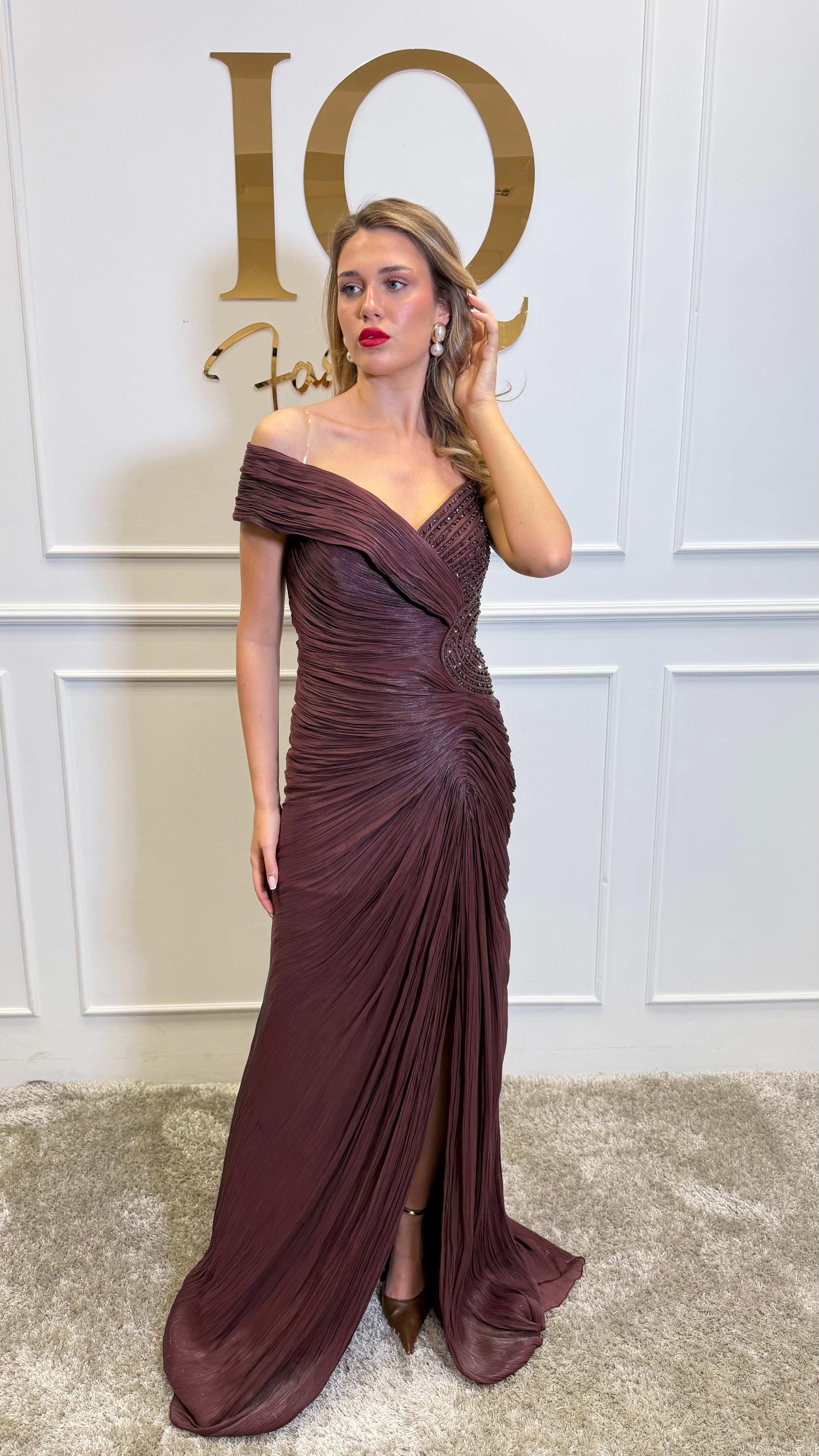 Rochie Fantazia Brown de la iqfashioncluj, croială elegantă și detalii stilate, purtată pe o femeie în fotografie.