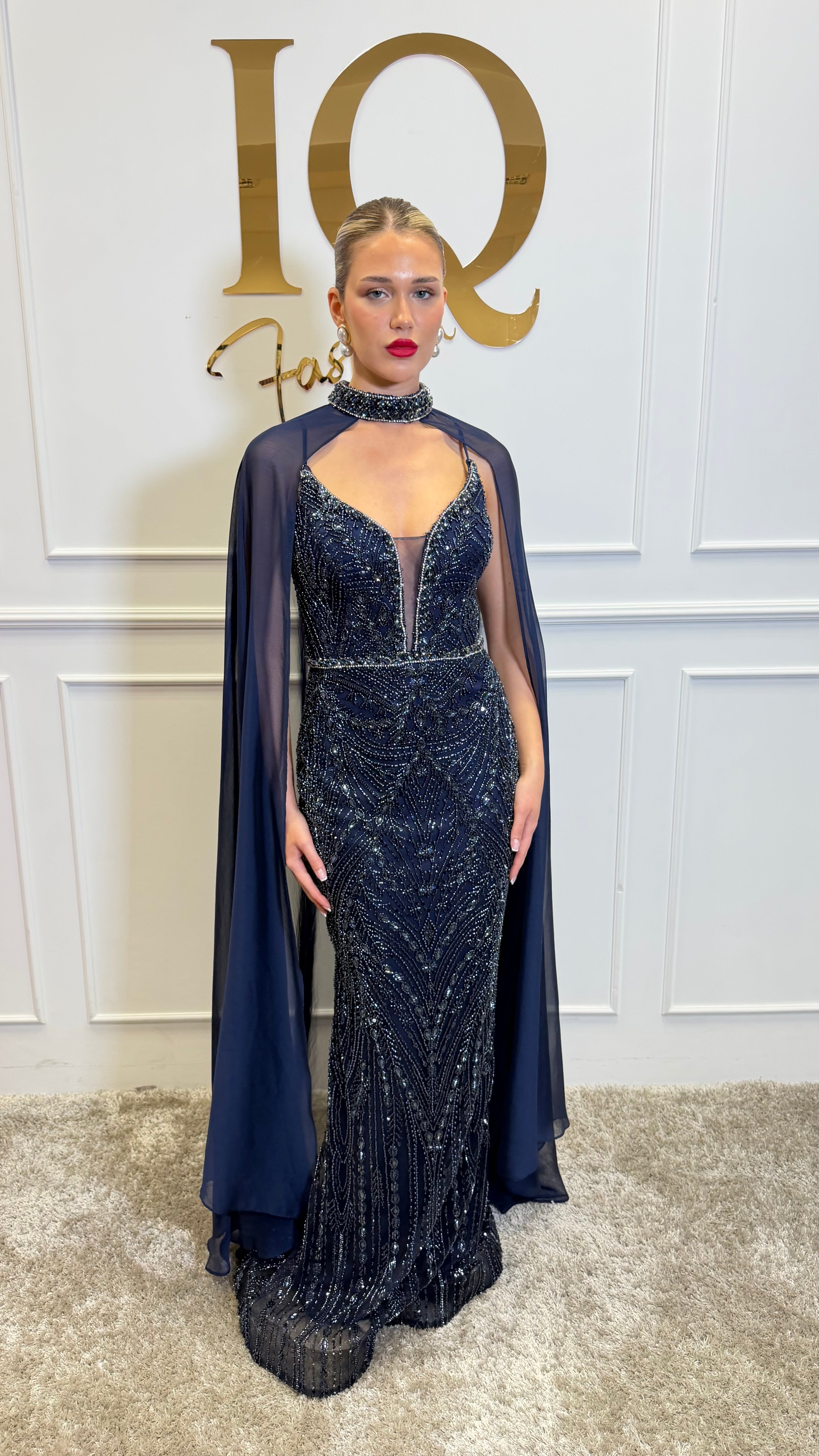 Rochie cu pelerină Indiana de culoare albastru închis, de la iqfashioncluj, cu detalii elegante și croială modernă.