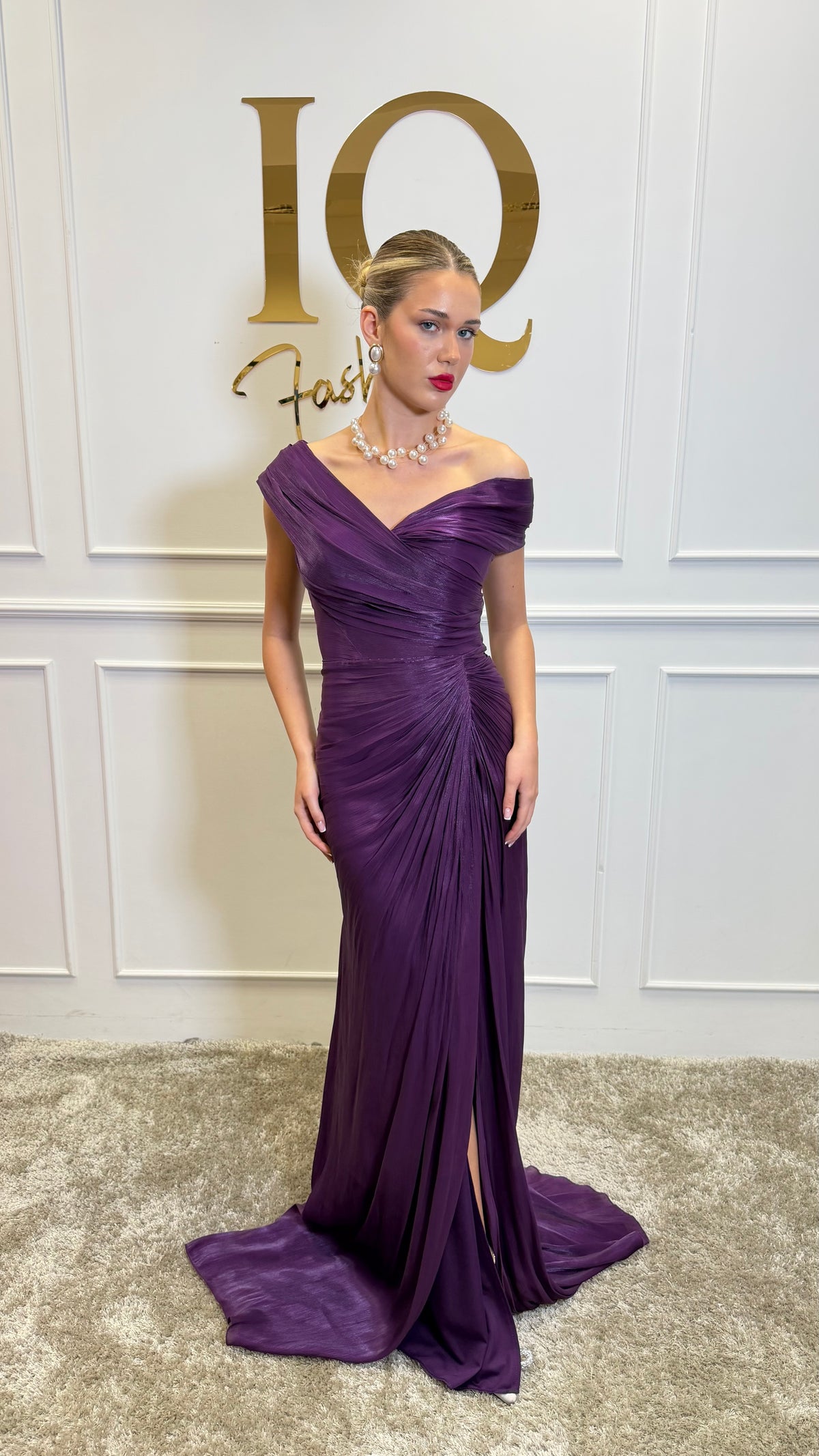 Rochie Amivia purple de la iqfashioncluj, cu croială elegantă și detalii moderne, pe manechin sau purtată în imagine.
