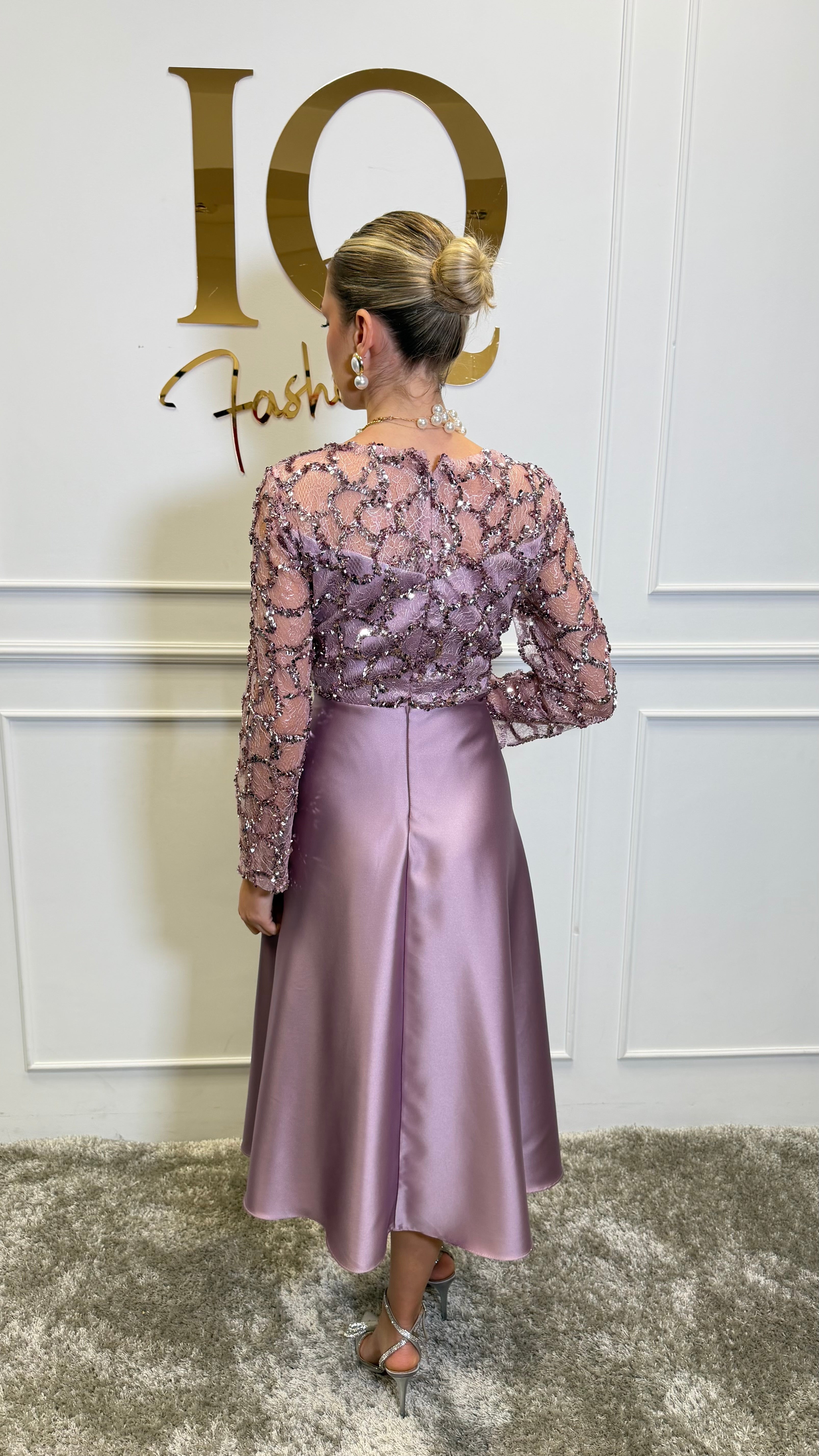 Rochie Celessy de culoare pudră de la iqfashioncluj, croială elegantă, material fin și detalii moderne, purtată pe model.