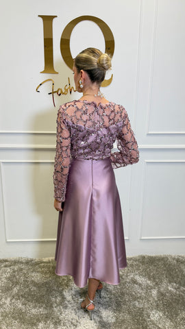 Rochie Celessy de culoare pudră de la iqfashioncluj, croială elegantă, material fin și detalii moderne, purtată pe model.