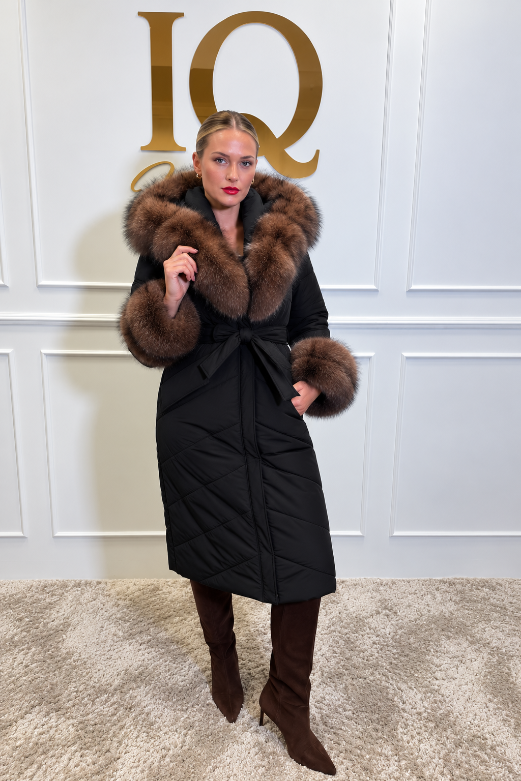 Haina fas cu blană și glugă Zalante, culoare negru-brun, din collection blanuri ELVE STYLE SRL, detaliu cu glugă.