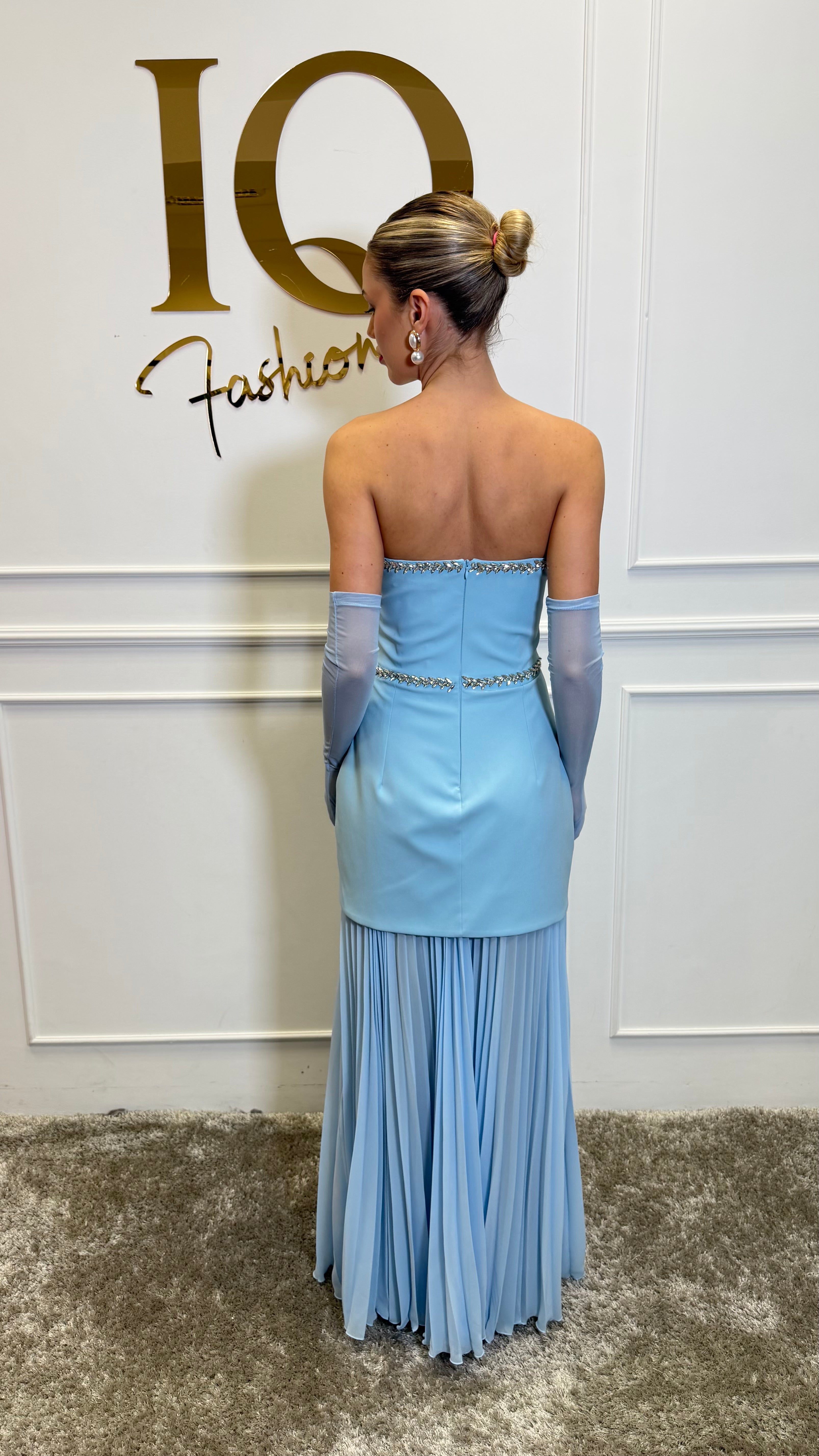 Rochie cu fustă Medanna albastră de la iqfashioncluj, imagine detaliată a designului elegant și culorii vibrante.