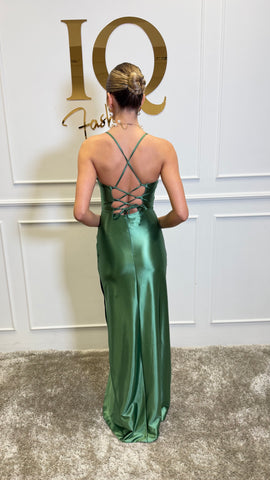 Rochie Biano Matcha de culoare verde, din materiale lejere, purtată pe manechin, de la brandul iqfashioncluj.