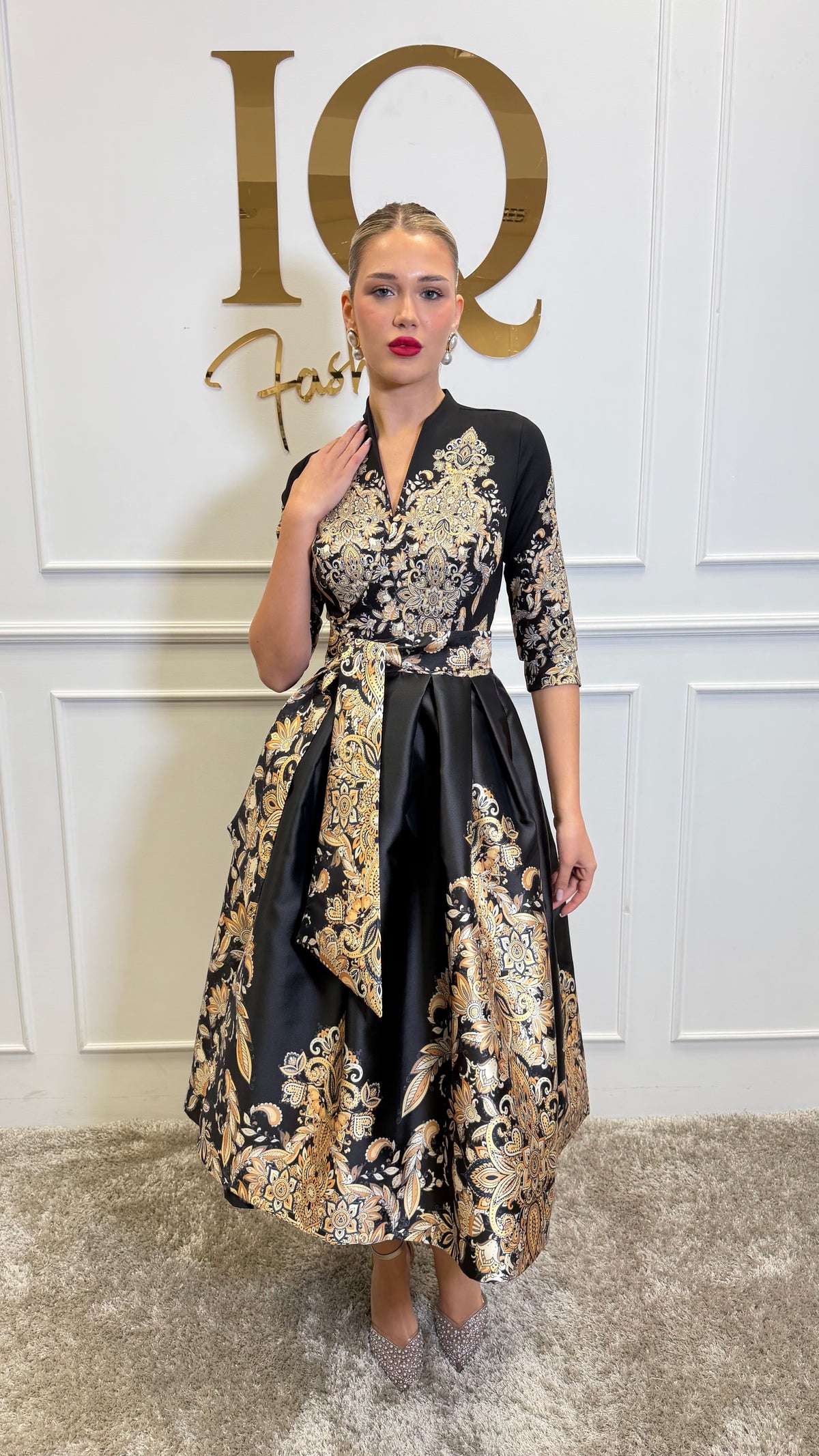 Rochie Goldie Black din colecția iqfashioncluj, model elegant cu detalii moderne, purtată pe un fundal alb.