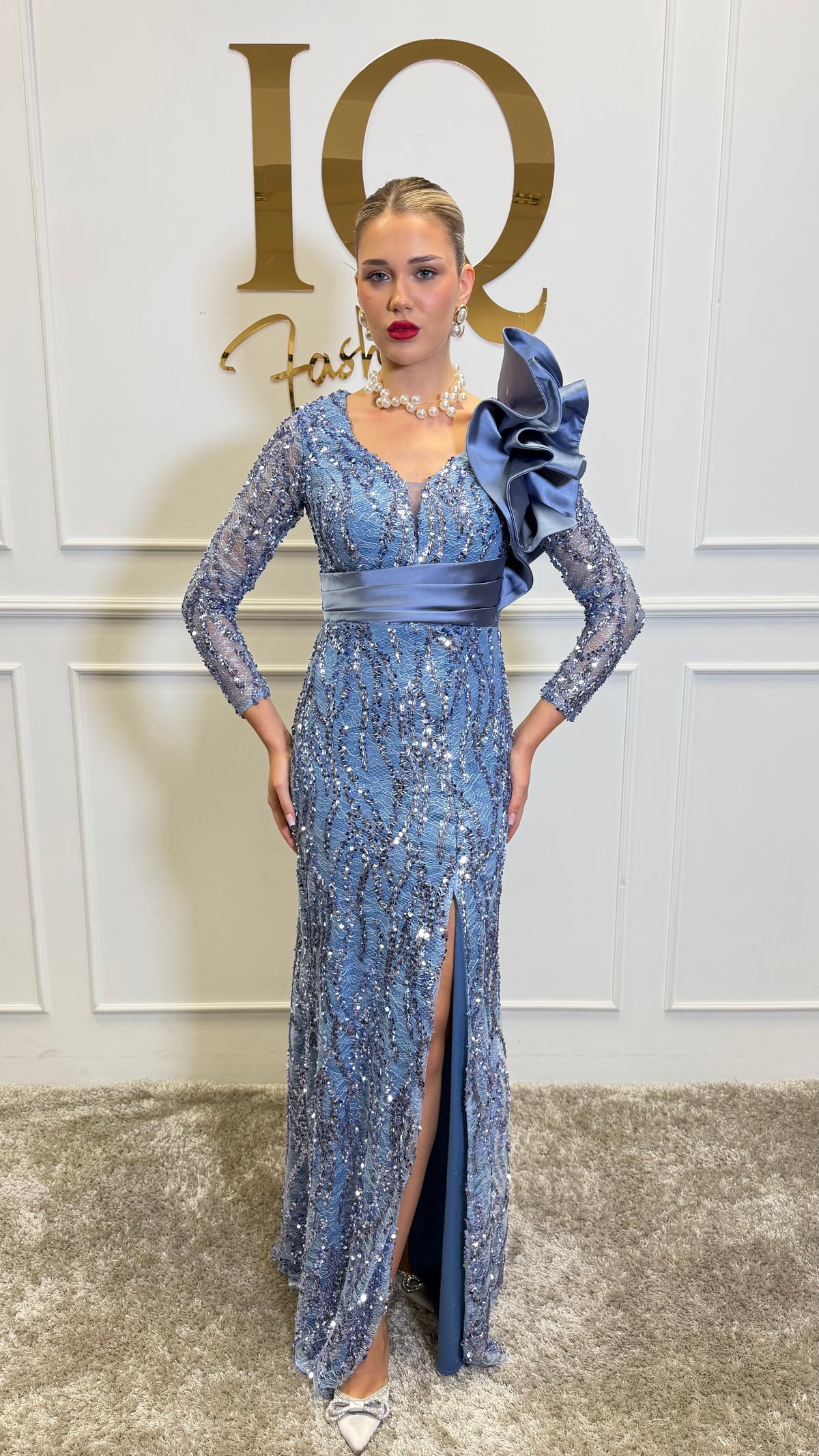 Rochie Amara Indigo de la ELVE STYLE SRL, stil elegant, cu croială feminină și detalii în nuanță de albastru închis.