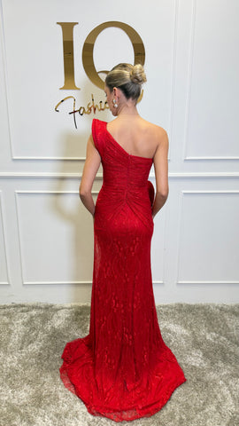 Rochie Helariane Red de la iqfashioncluj, rochie elegantă roșie cu detalii moderne, purtată pe model, imagine detaliată.