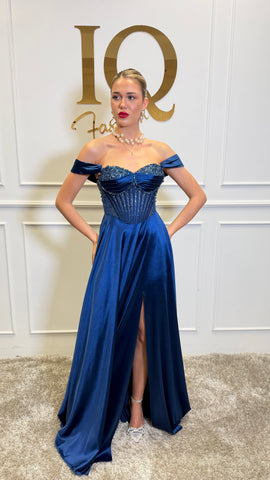 Rochie evazată Aunicia în albastru închis, de la iqfashioncluj, cu croială elegantă și detalii feminine.