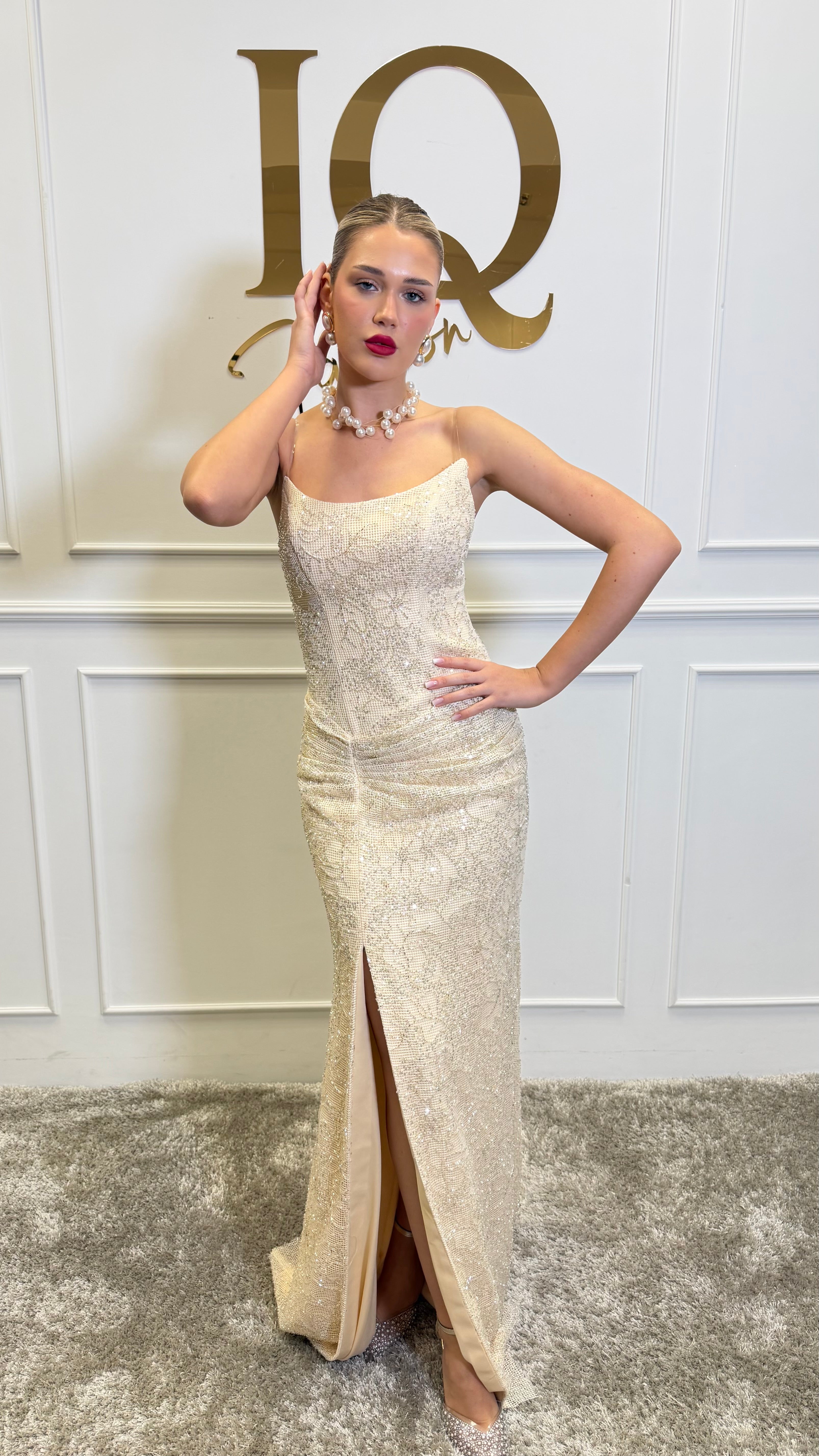 Rochie Clarence Champagne de la iqfashioncluj, detaliu elegant în culoare champagne, material fin și croială modernă.
