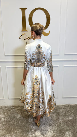 Rochie Goldie White pentru femei, brand iqfashioncluj, cu croială elegantă și detalii fine, vizibilă în imagine.