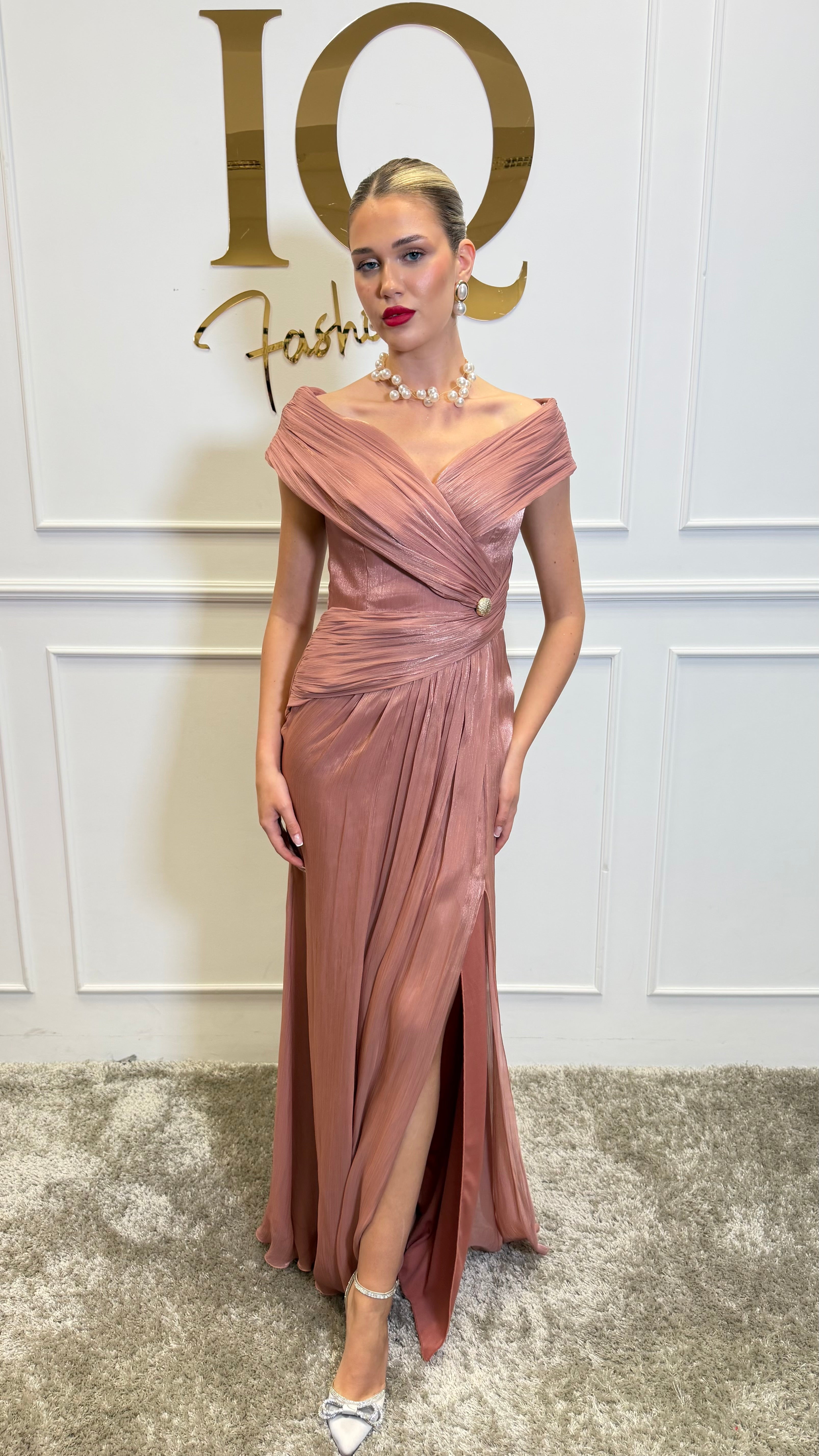 Rochie Kandida Cupper de la iqfashioncluj, imagine cu detalii și croială elegantă, în tonuri calde de cupru.