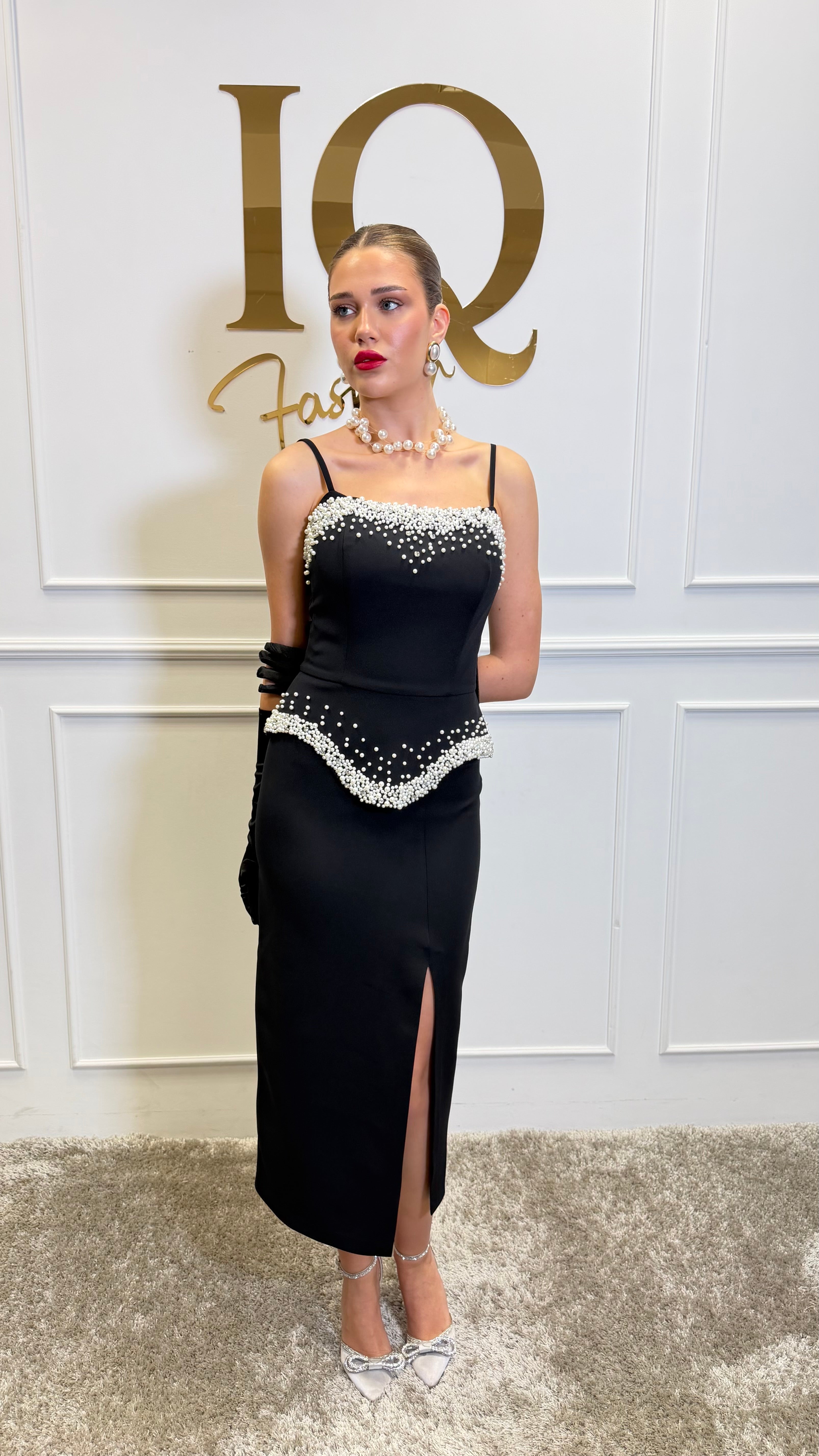 Rochie neagră Candoline de la iqfashioncluj, croială elegantă, material vaporoasă, detalii moderne, perfectă pentru ocazii speciale