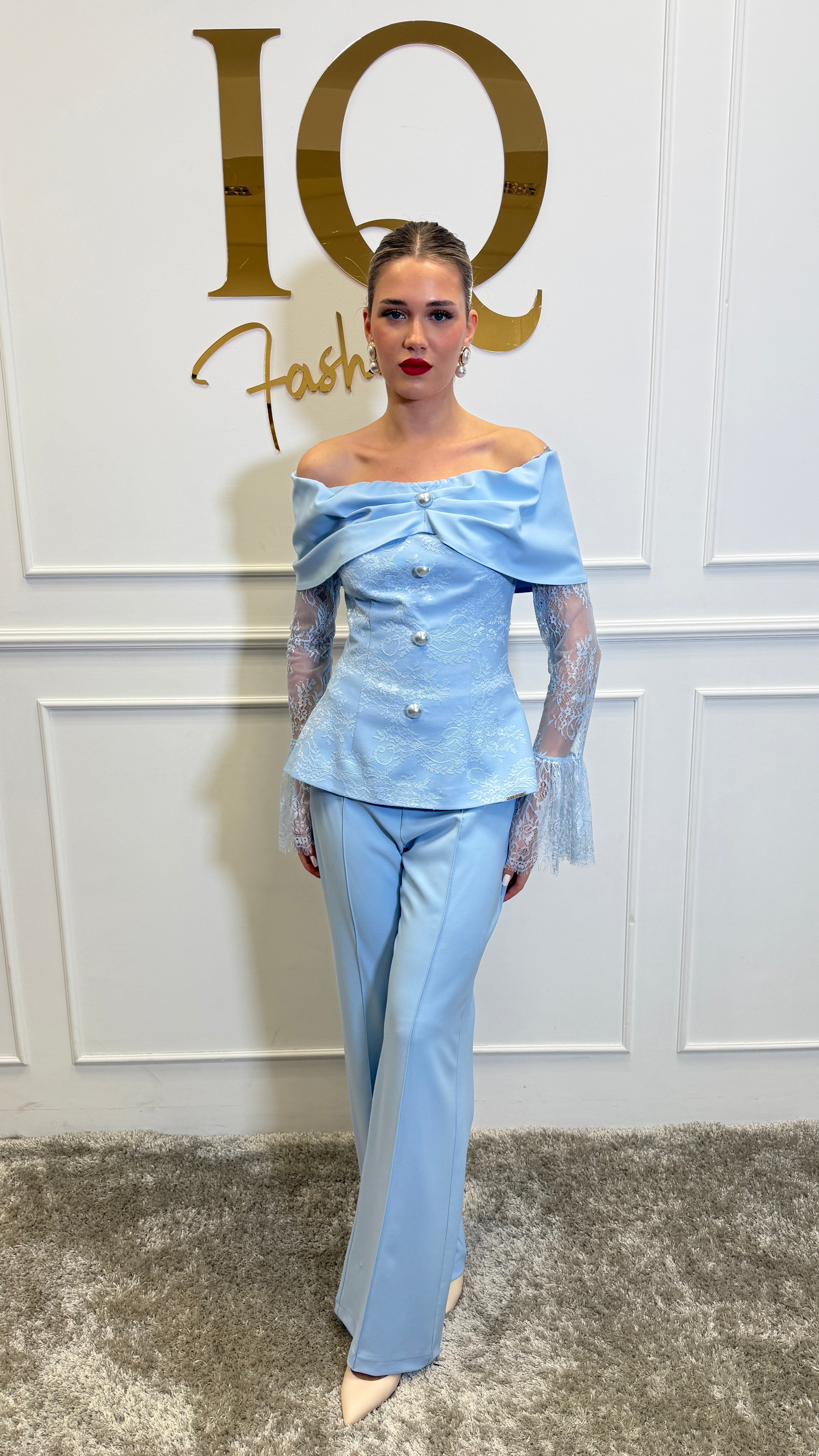 Rochie classy albastră de la iqfashioncluj, elegantă și stilată, cu croială modernă, vizibilă în imagine.