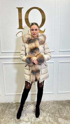 Beige Haina parka Anatolia Blanuri by ELVE STYLE SRL, featuring a stylish insulated coat with a hood and front zipper.