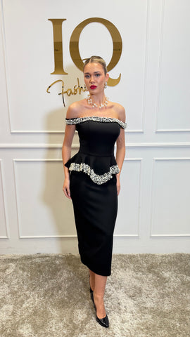 Rochie Adaline neagră de la iqfashioncluj, cu croială elegantă și detalii moderne, vizibilă în imagine.