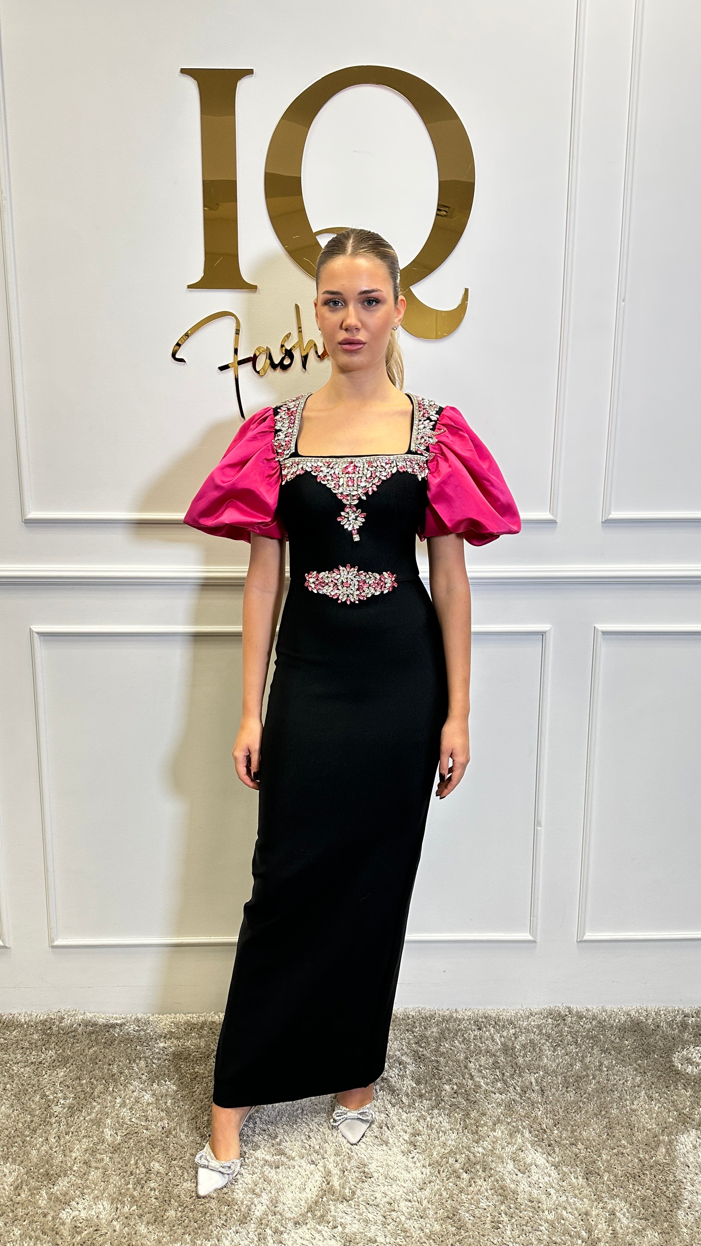 Rochie iqfashioncluj Roses cu mânecă lungă, culoare fucsia și negru, detalii elegante, material fluid și stil modern.