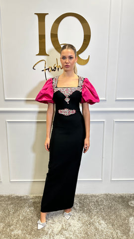 Rochie iqfashioncluj Roses cu mânecă lungă, culoare fucsia și negru, detalii elegante, material fluid și stil modern.