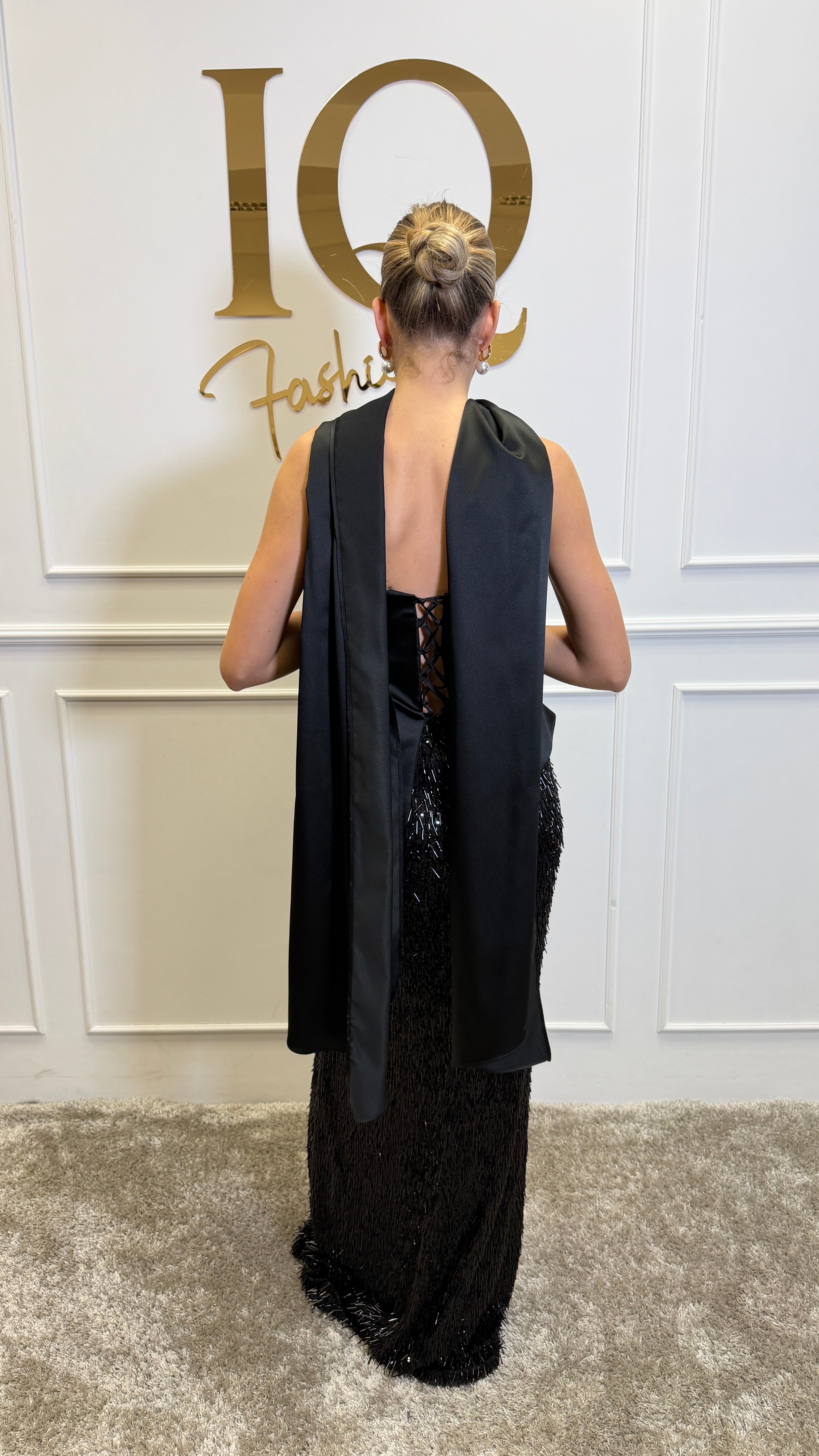 Rochie neagră Amanda de la iqfashioncluj, model elegant, cu croială feminină și detalii rafinate, pe fundal alb.