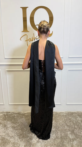 Rochie neagră Amanda de la iqfashioncluj, model elegant, cu croială feminină și detalii rafinate, pe fundal alb.