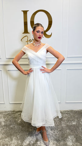 Rochie Dolly White de la iqfashioncluj, croială elegantă și detalii delicate, prezentată pe manechin.