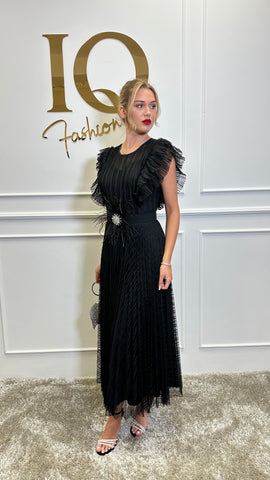 Rochie Massi Black de ELVE STYLE SRL, elegantă, neagră, din material fin, pentru ocazii speciale, afișată pe model.