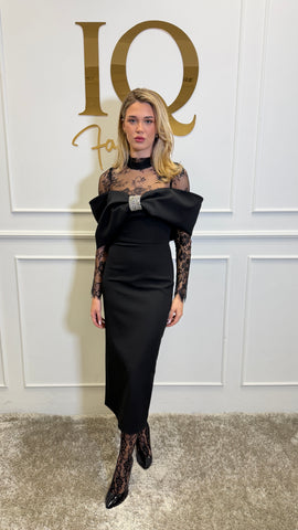 Rochie Salvatore Black de la iqfashioncluj, rochie elegantă neagră din material fin, prezentată pe manechin.