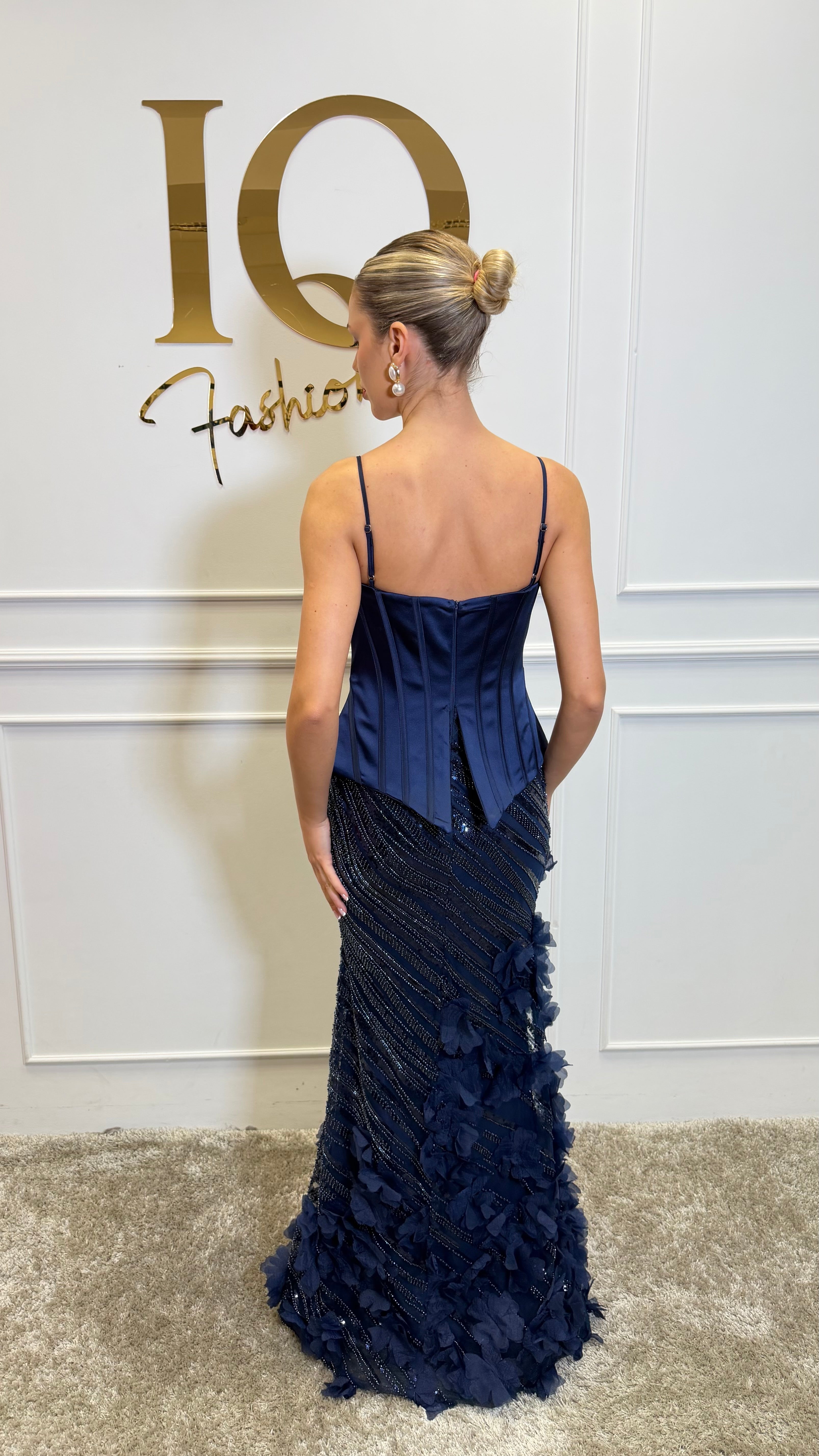 Rochie Jakarta Blue de la iqfashioncluj, rochie elegantă albastră cu croială modernă, vizibilă în imagine.