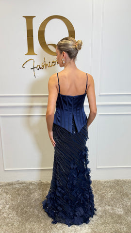 Rochie Jakarta Blue de la iqfashioncluj, rochie elegantă albastră cu croială modernă, vizibilă în imagine.
