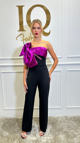 Salopetă Show Black Fuchsia de la iqfashioncluj, rochie elegantă cu design modern, în tonuri de negru și fuchsia.