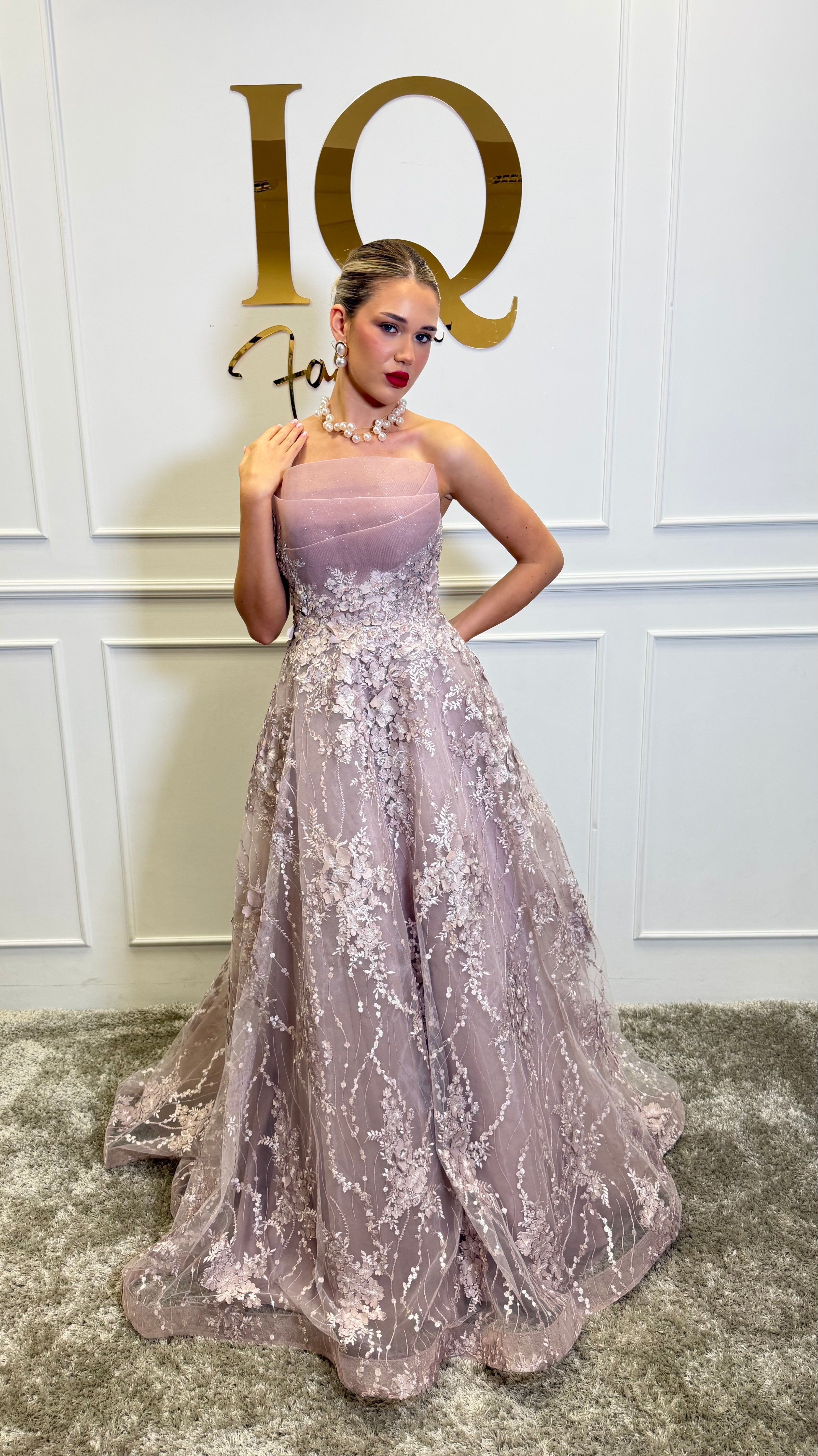 Rochie roz Venissia de la iqfashioncluj, stil elegant, material fin și croială modernă, vizibilă pe model purtând rochia.