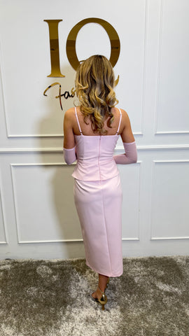 Rochie roze Candolline de la iqfashioncluj, imagine cu detalii și croială elegantă, pe fundal neutru.