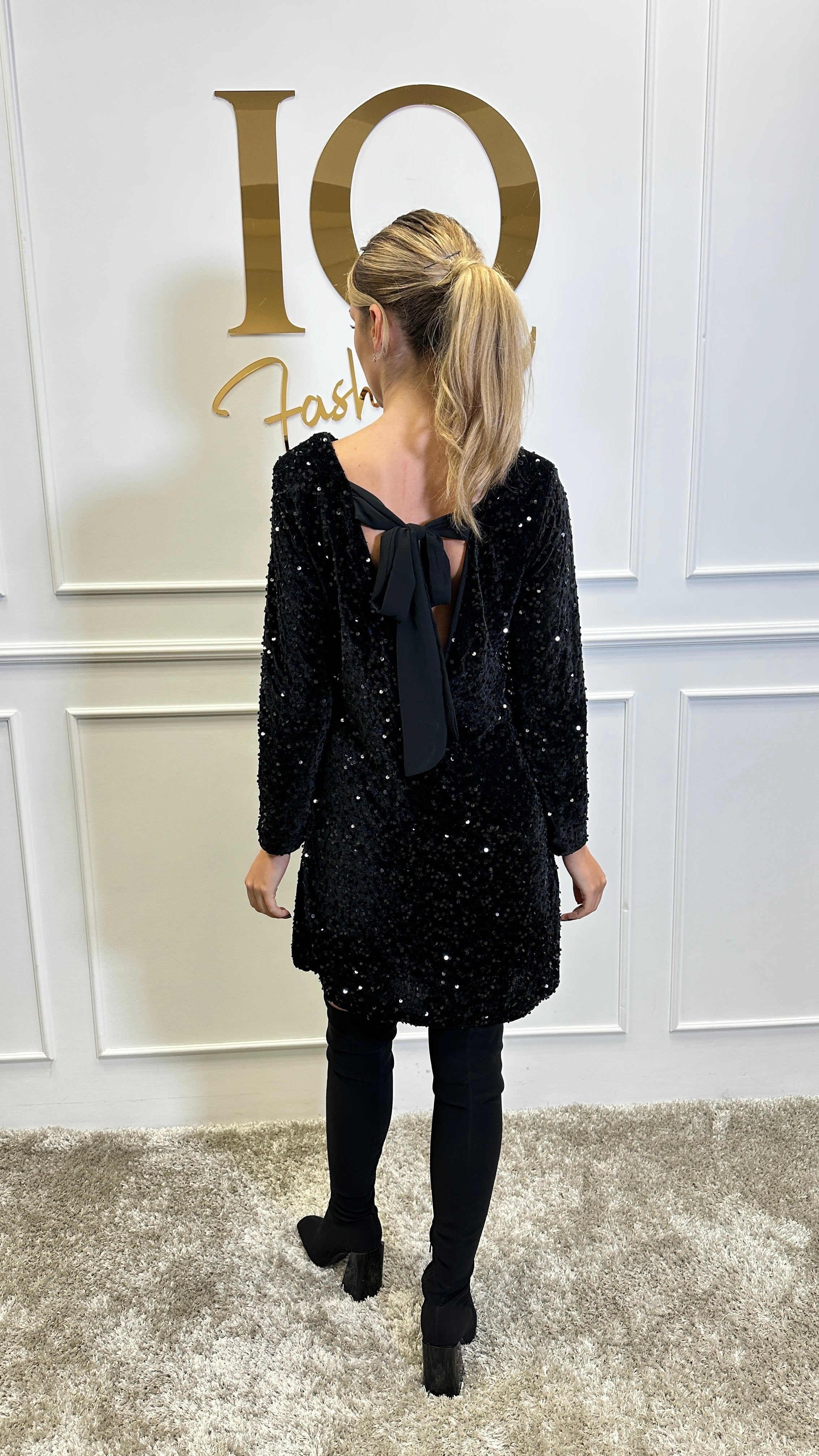 Black velvet pullover with sequins from ELVE STYLE, featuring a stylish and elegant design suitable for various occasions.
