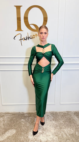 Rochie lungă senape verde de la iqfashioncluj, cu lănțișor decorativ, purtată pe modele, detalii de textură și croială elegantă