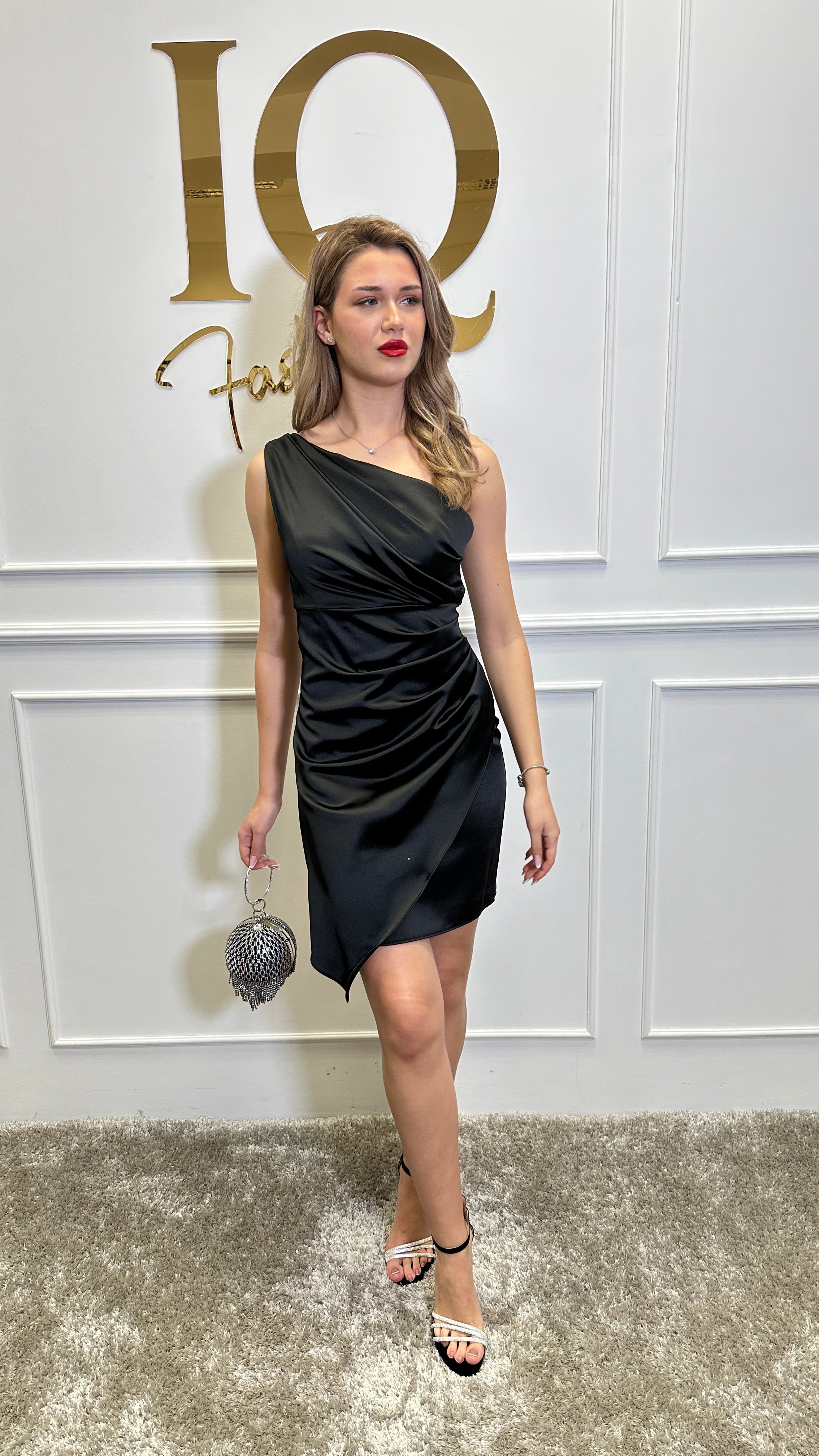 Rochie scurtă neagră Simone, marca iqfashioncluj, cu croială elegantă și detalii moderne, vizibilă în imagine.