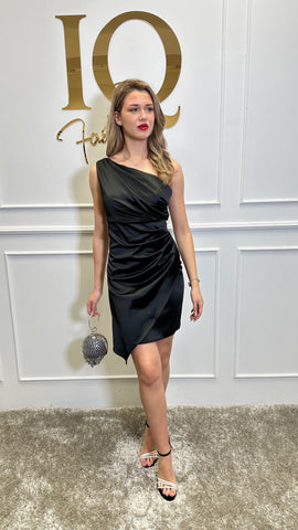 Rochie scurtă neagră Simone, marca iqfashioncluj, cu croială elegantă și detalii moderne, vizibilă în imagine.