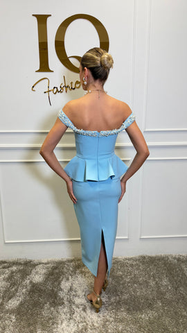 Rochie Adaline Blue de la iqfashioncluj, eleganta și modernă, cu croială feminină și detalii distinctive, pe fundal neutru