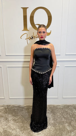 Rochie neagră Amanda de la iqfashioncluj, model elegant cu croială modernă și detalii fine, pe fundal neutru.