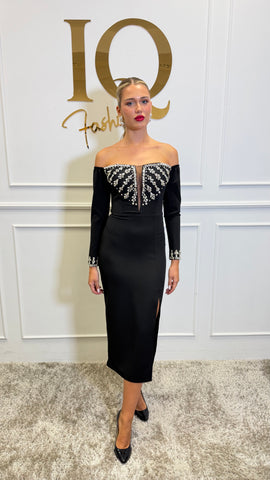 Rochie Carmina Black de la iqfashioncluj, rochie elegantă neagră cu croială modernă, vizibilă în imagine.