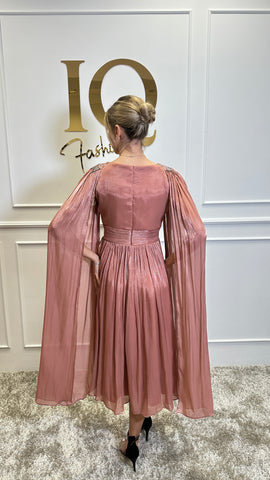 Rochie Yalisse Cupper de la iqfashioncluj, model eleganta, cu detalii din material fin, purtată pe femeie, în tonuri calde.