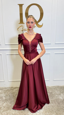 Rochie Vallerie bordo din colecția iqfashioncluj, stil elegant, material fin și croială modernă, pentru ținute sofisticate.